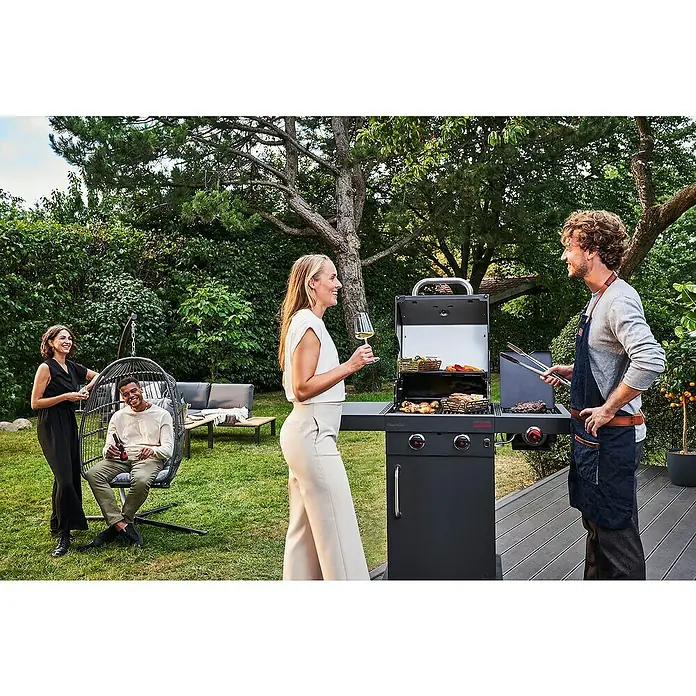 Char-Broil Gasgrill Professional Power Edition 2 - Grillfläche (B x T): 47,8 x 44,5 cm, 6,15 kW, Anzahl Brenner: 2 Stk. - Eine Gruppe von Freunden genießt einen sonnigen Tag im Garten beim Grillen mit dem Char-Broil Gasgrill, während sie sich unterhalten und entspannen.