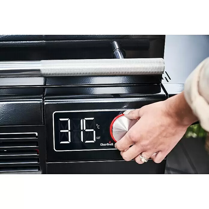 Char-Broil Elektrogrill Smart E - Grillfläche (B x T): 57 x 39 cm, 2,4 kW - Hand stellt silbernen Drehregler auf schwarzem Char-Broil Digitalbedienfeld ein, Anzeige '35 °C SET'.