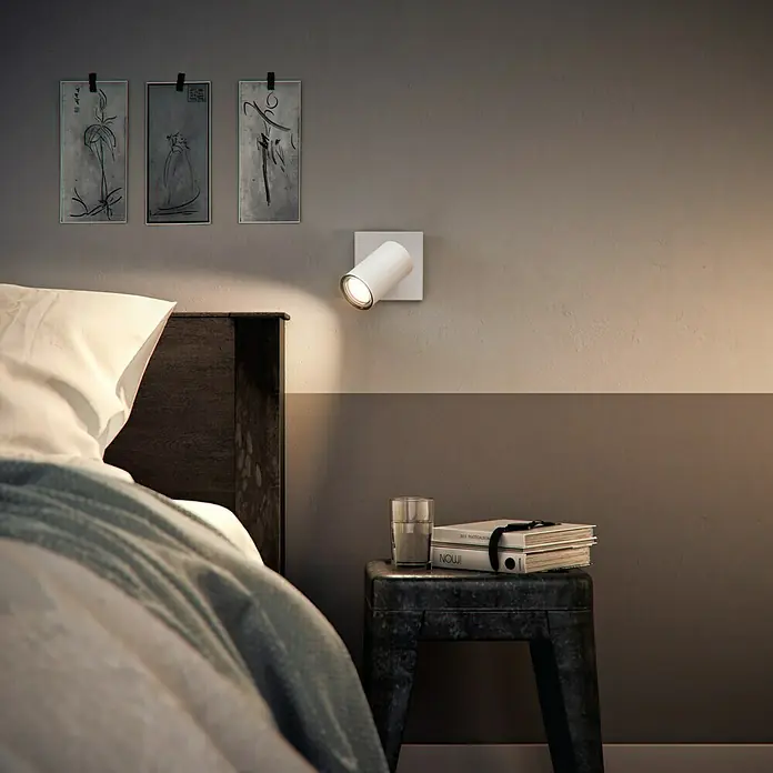 Philips Foco de pared Kosipo - 5,5 W, L x An x Al: 110,2 x 10,2 x 9,2 cm, Blanco, Blanco, GU10 - Primer plano de una lámpara de pared LED blanca junto a una cama.