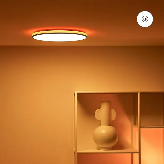 Philips Wiz LED-Deckenleuchte rund - 21 W, Ø x H: 40 x 4,5 cm, Schwarz, Kaltweiß - Nahaufnahme einer Yeelight Deckenleuchte mit schwarzem Rand und warmem Licht, die eine gemütliche Atmosphäre schafft.
