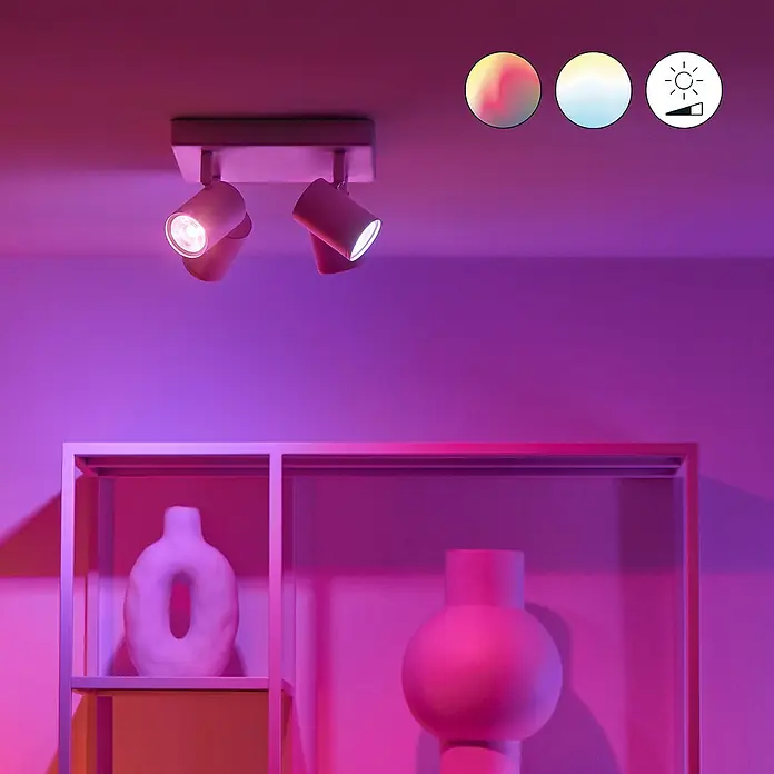 Philips Wiz LED-Deckenstrahler Imageo - 20 W, L x B x H: 22 x 22 x 12,3 cm, Weiß, RGBW - Das Bild zeigt eine moderne Deckenleuchte mit zwei Strahlern, die in einem Raum mit rosa Beleuchtung Akzente setzen.