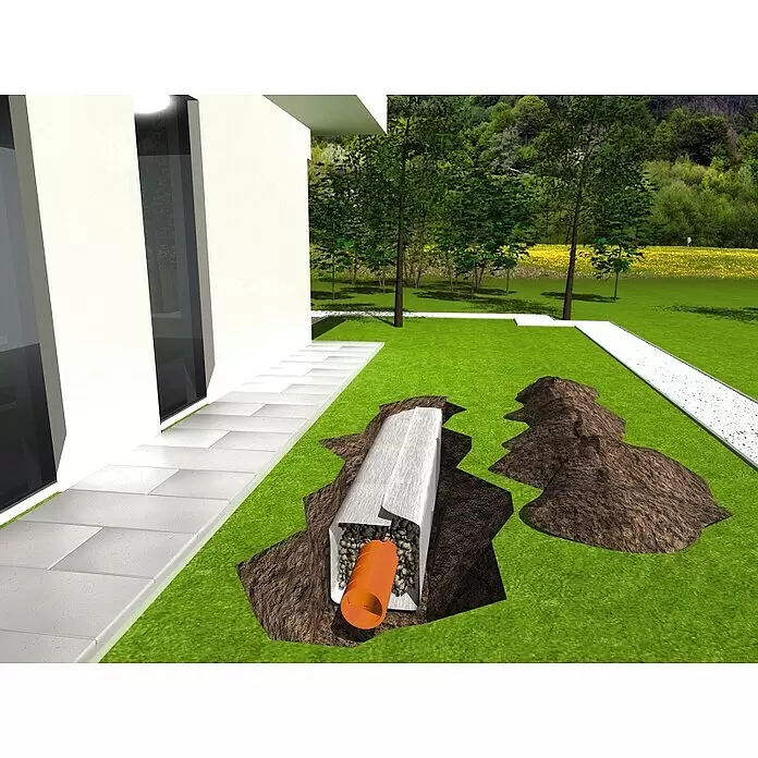 ACO Master Trenn- & Filtervlies - 10 x 1 m - Entwässerungssystem-Installation mit orangefarbenem perforiertem Rohr, Kies und Geotextil in einem Gartengraben neben einem Haus.