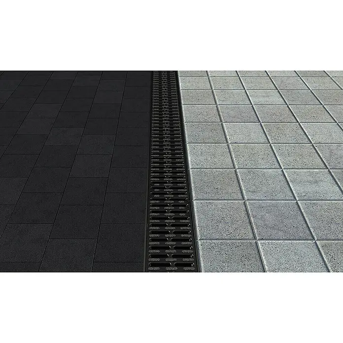 ACO Self Hexaline Kunststoffrinne - 100 x 12,9 x 8,2 cm, Schwarz, Material Rost: Kunststoff - Blick auf einen Entwässerungsrost zwischen schwarzen und grauen Pflastersteinen, der eine effektive Wasserableitung auf befestigten Flächen bietet.