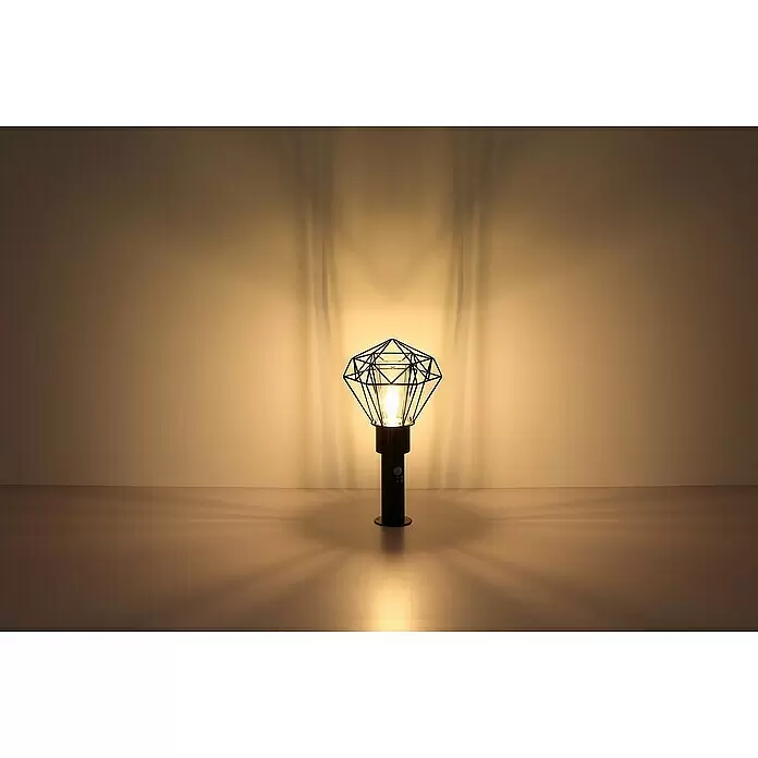 Globo Horace Außenstehleuchte - Netzbetrieben, 15 W, Farbe Gehäuse: Schwarz, 22,5 x 25,5 x 50 cm, Ohne Leuchtmittel - Schwarze geometrische Tischlampe beleuchtet eine warm getönte Wand und Oberfläche und wirft komplizierte Schatten.