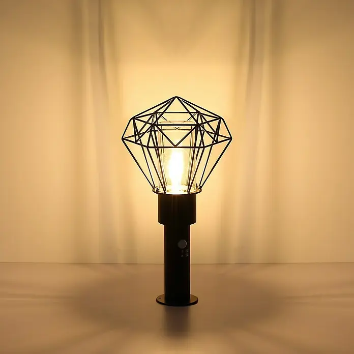 Globo Horace Außenstehleuchte - Netzbetrieben, 15 W, Farbe Gehäuse: Schwarz, 22,5 x 25,5 x 50 cm, Ohne Leuchtmittel - Tischlampe mit geometrischem Lampenschirm. Die Lampe hat einen schwarzen Sockel und einen diamantförmigen Schirm, der ein warmes Licht ausstrahlt.