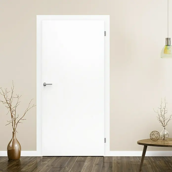 Diamond Doors Zimmertürgarnitur Moderna - Stärke Tür: 38 mm - 45 mm, Edelstahl, L-Form, DIN Anschlag: Links/Rechts, Edelstahl matt - Eine moderne weiße Tür mit einem silbernen Griff in einem hellen Raum. Das schlichte Design passt gut zur minimalistischen Einrichtung.
