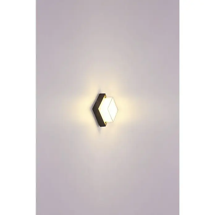 Globo LED-Außenwandleuchte Jalla - 12 W, Grau, IP54 - Wandleuchte in Würfelform mit goldener Halterung und Lichtschein an einer weißen Wand.