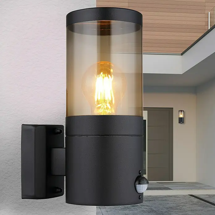 Globo Xeloo Sensor-Außenleuchte - 60 W, L x B x H: 10,2 x 10,2 x 24,5 cm, Schwarz, IP44, Bewegungsmelder - Eine moderne, schwarze Wandleuchte mit bernsteinfarbenem Glas und Bewegungssensor, ideal für den Außenbereich.