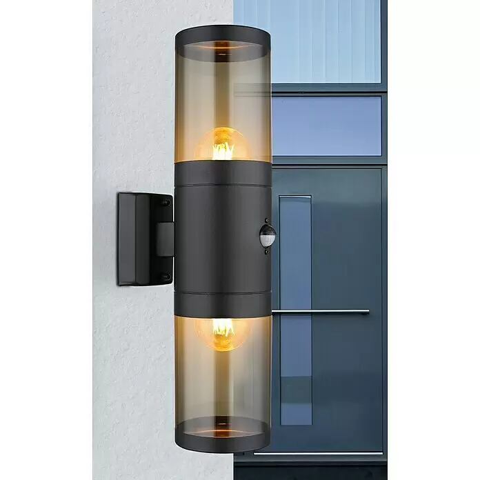 Globo Xeloo Sensor-Außenleuchte - 60 W, L x B x H: 10,2 x 10,2 x 42 cm, Schwarz, IP44, Bewegungsmelder - Schwarze zylindrische Außenwandleuchte mit zwei bernsteinfarbenen Glühbirnen und Bewegungssensor an einer Wand.