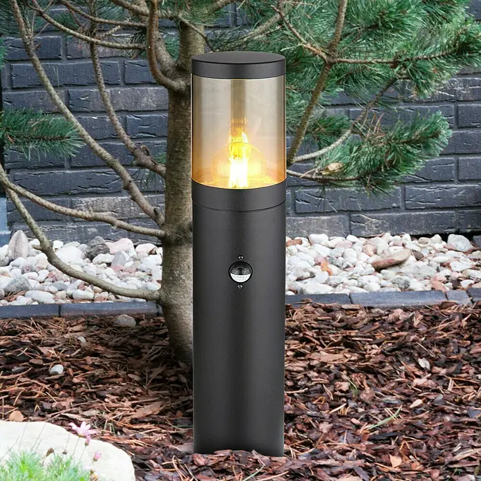 Globo Xeloo Außensockelleuchte - 60 W, Schwarz, 14 x 50 cm - Eine moderne schwarze Gartenlampe mit einem warmen, gelben Licht, die eine gemütliche Atmosphäre erzeugt.