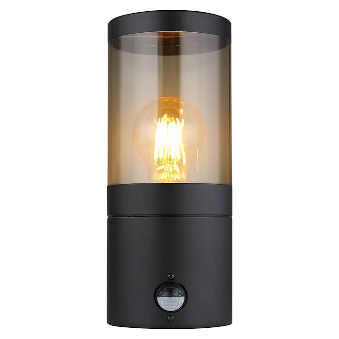 Globo Xeloo Sensor-Außenleuchte - 60 W, L x B x H: 10,2 x 10,2 x 24,5 cm, Schwarz, IP44, Bewegungsmelder - Nahaufnahme einer modernen Außenleuchte mit Bewegungsmelder, die ein warmes, einladendes Licht ausstrahlt.