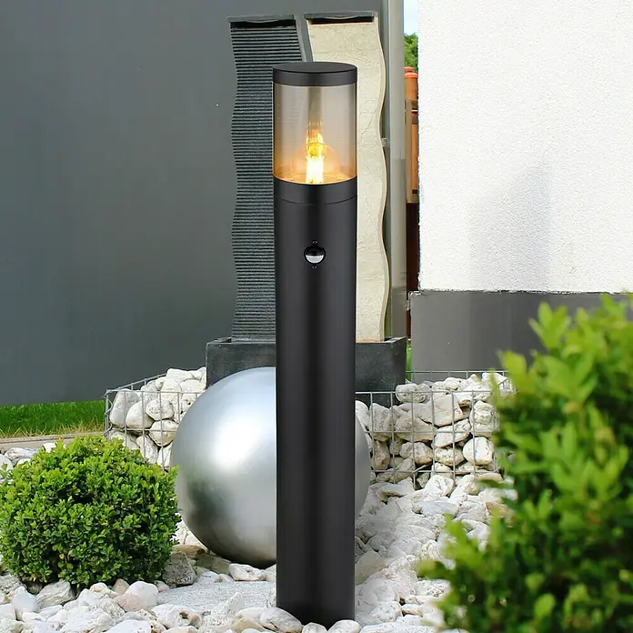 Globo Xeloo Außensockelleuchte - 60 W, Schwarz, 14 x 80 cm - Eine stilvolle schwarze Wegeleuchte mit Bewegungsmelder, die warmes Licht in einem modernen Gartenambiente spendet.