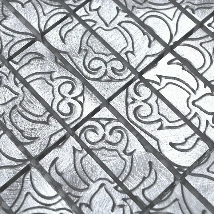 Mosaikfliese Rechteck ALF C101D - 30 x 30 cm, Silber, Matt - Nahaufnahme einer gemusterten Metallfliese mit einem komplizierten, dekorativen Design.