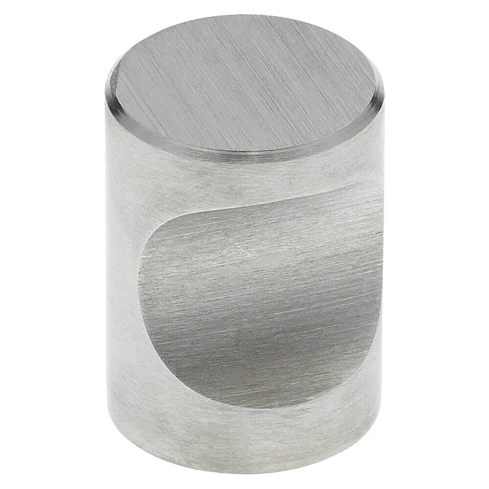 Siro Möbelknopf - Typ Möbelgriff: Knopf, Ø x H: 18 x 24 mm, Stahl, Silber - Nahaufnahme eines silberfarbenen Metallknopfs mit einer abgerundeten, halbrunden Aussparung an der Vorderseite, ideal für moderne Möbel.