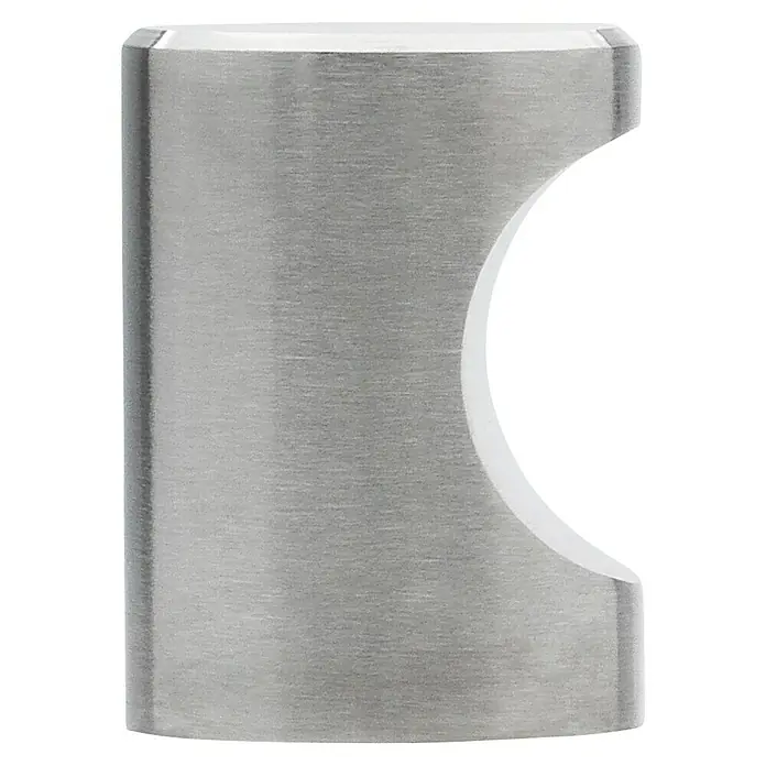 Siro Möbelknopf - Typ Möbelgriff: Knopf, Ø x H: 18 x 24 mm, Stahl, Silber - Nahaufnahme eines silberfarbenen Kleiderhakens mit einer halbrunden Aussparung zur einfachen Aufhängung von Kleidung.