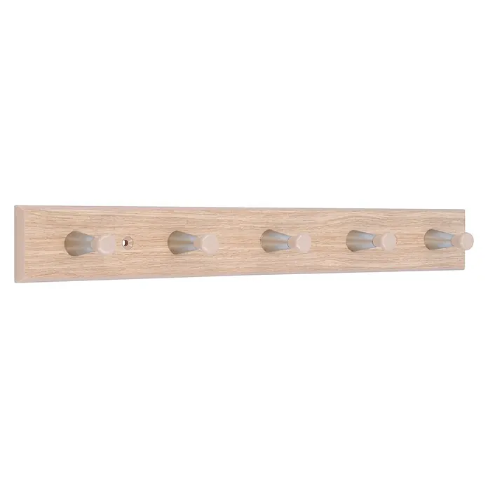 Siro Garderobenleiste - L x B x H: 400 x 48 x 50 mm, Kunststoff, Braun - Eine Garderobenleiste aus hellem Holz mit sechs silbernen Haken und runden, hellen Knöpfen für Jacken und andere Kleidungsstücke.