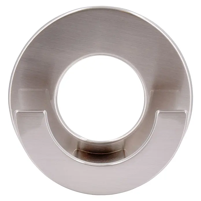 Siro Garderobenhaken - Ø x H: 60 x 26 mm, Silber, Stahl - Nahaufnahme eines runden, silberfarbenen Aschenbechers aus Metall mit einer zentrierten runden Öffnung und Kerben zum Ablegen von Zigaretten.