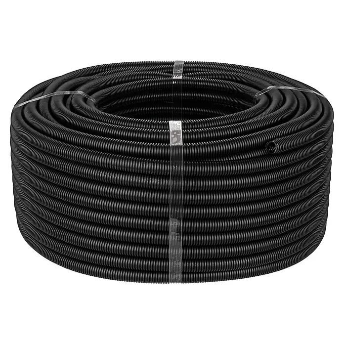 Flexrohr EN25 betonfest - Beton, 100 m, Kunststoff, 750 N, Schwarz, 25 mm - Nahaufnahme einer Rolle schwarzem, flexiblem Kabelschutzrohr, zusammengehalten durch transparente Bänder, auf schwarzem Hintergrund.