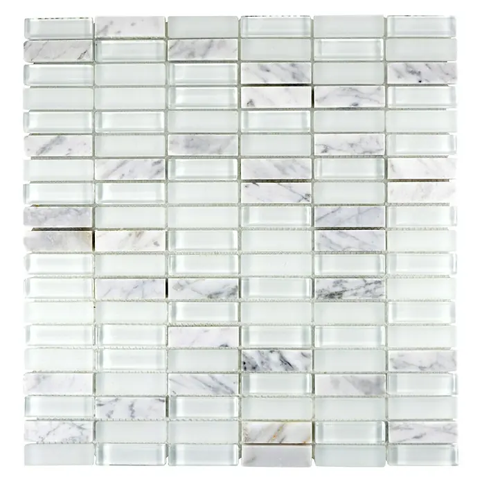 Mosaikfliese Stäbchen Crystal Mix XCM SM98 - 31 x 32 cm, Weiß/Grau, Matt - Nahaufnahme eines Musters aus weißen und marmorierten Mosaikfliesen, ideal für elegante Wandverkleidungen.