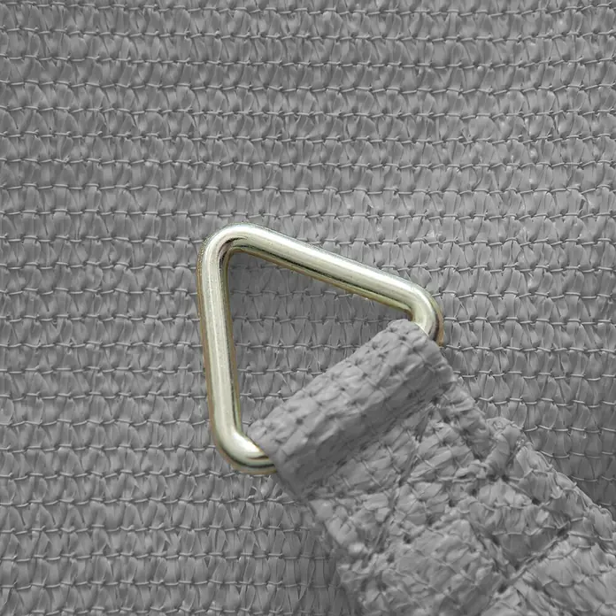 Windhager Sonnensegel Capri - L x B: 5 x 5 m, Grau, Dreieckig - Nahaufnahme eines grauen Sonnensegels mit Metallring zur Befestigung, das Schatten und Schutz vor der Sonne bietet.