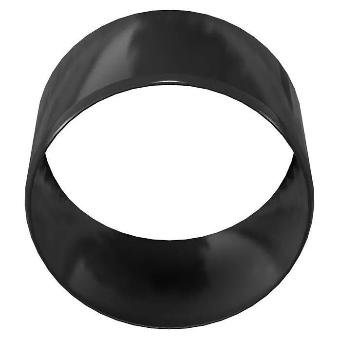 Marley Fallrohr-Bogenverbinder - Nennweite: 75 mm, Kunststoff, Anthrazit-Metallic - Nahaufnahme eines schwarzen, breiten Rings. Das glänzende Finish reflektiert das Licht und verleiht dem Accessoire eine elegante Optik.