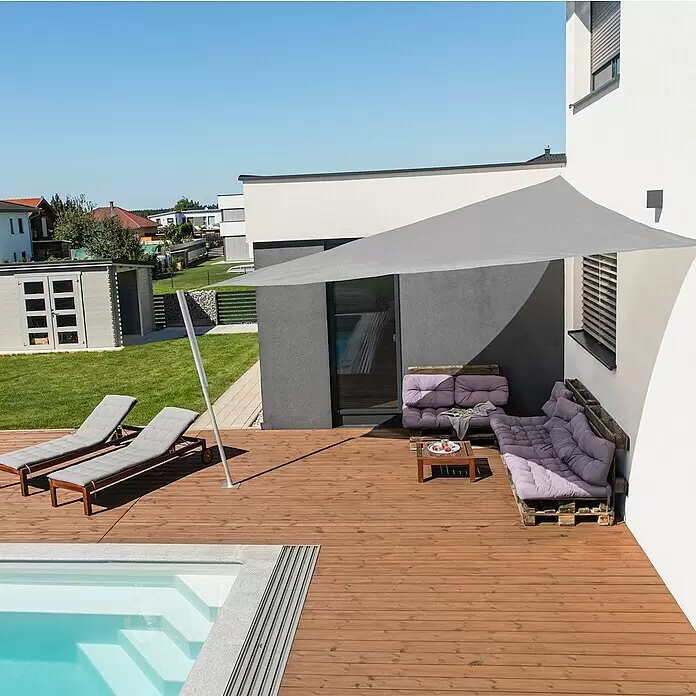 Windhager Sonnensegel Capri - L x B: 5 x 5 m, Grau, Dreieckig - Graues, rechteckiges Sonnensegel, das einen modernen Gartenbereich mit Terrasse und Sitzgelegenheiten beschattet.