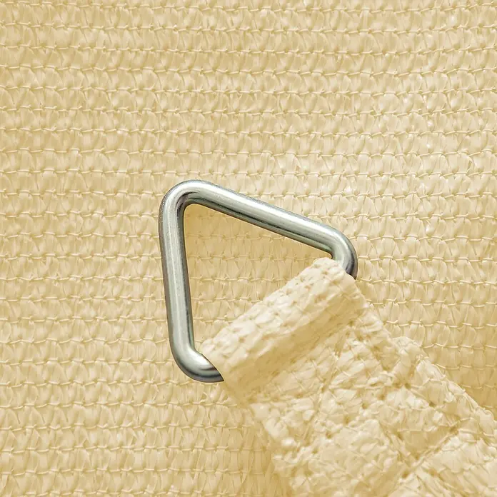 Windhager Sonnensegel Capri - L x B: 4 x 4 m, Champagner, Dreieckig - Nahaufnahme eines beigefarbenen Sonnensegels mit einem dreieckigen Metallring zur Befestigung, ideal für Garten und Terrasse.