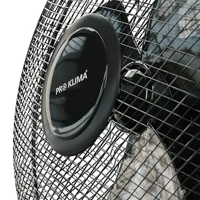 Voltomat Tischventilator - Schwarz, 30 cm - Schwarzer PRO KLIMA Ventilator mit Metallgitter und glänzender Kappe mit Logo, von vorne betrachtet.