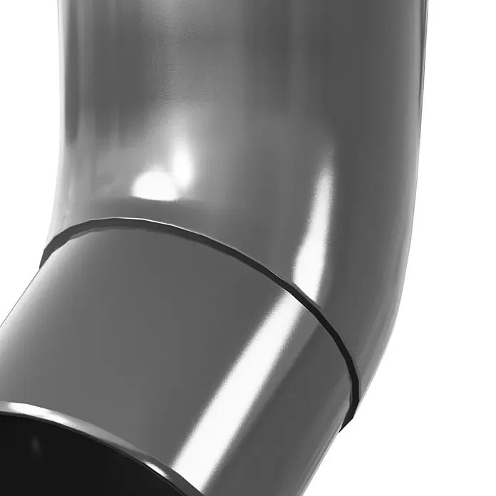 Marley Fallrohrbogen - Nennweite: 53 mm, Winkel: 45 °, Kunststoff, Anthrazit-Metallic - Nahaufnahme eines glänzenden, gebogenen Metallrohrs mit sichtbaren Verbindungsstellen. Ein industrieller Look mit einer modernen Note.