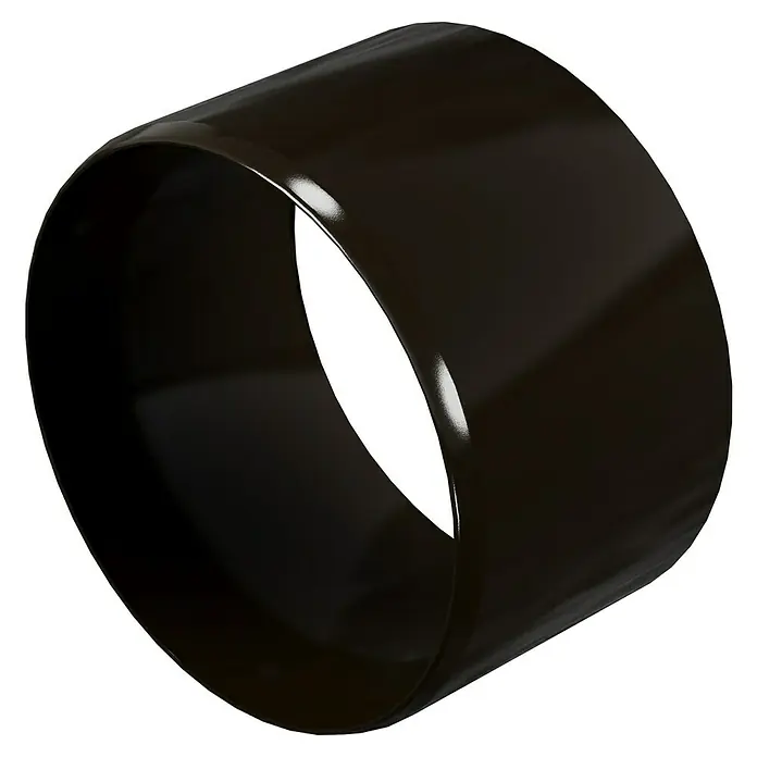 Marley Fallrohr-Bogenverbinder - Nennweite: 105 mm, Kunststoff, Braun - Nahaufnahme eines glänzenden, hohlen, schwarzen Zylinders, der ein modernes und minimalistisches Design auf schwarzem Hintergrund zeigt.
