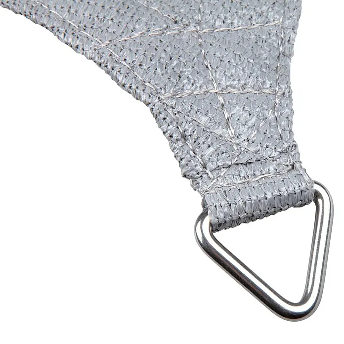 Windhager Sonnensegel Elba - L x B: 3,6 x 2,6 m, Grau - Nahaufnahme einer grauen Sonnensegel-Ecke mit einem dreieckigen Metallring, der die robuste und stilvolle Bauweise des Sonnenschutzes betont.