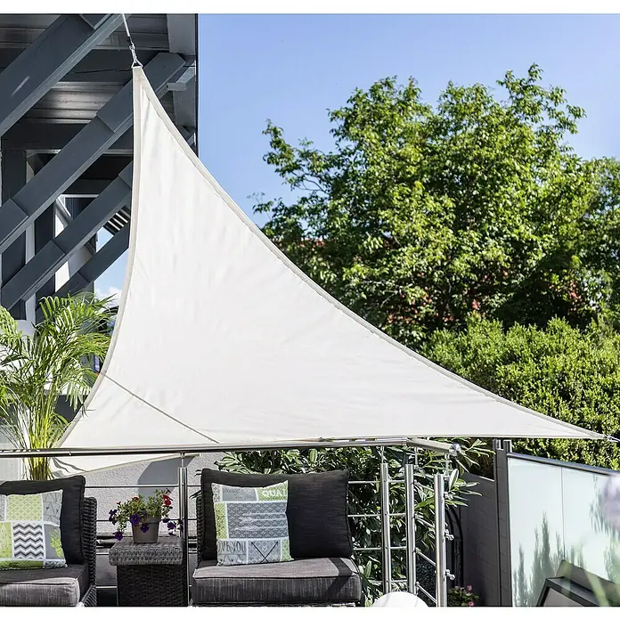 Windhager Sonnensegel Cannes - L x B: 3 x 3 m, Weiß, Dreieckig - Sonnensegel auf einer Terrasse, das Schatten spendet und vor Sonne schützt. Das Segel ist weiß und dreieckig, mit modernen Gartenmöbeln.