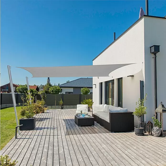 Windhager Sonnensegel Capri - L x B: 3 x 4 m, Grau, Rechteckig - Graues Sonnensegel, das eine moderne Außenterrasse mit weißen Loungemöbeln bedeckt.