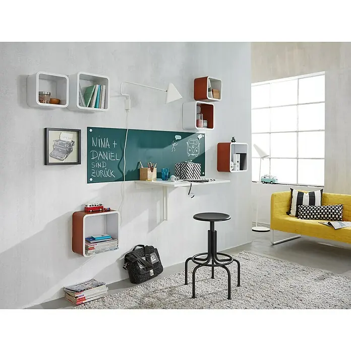 D-c-fix Tafelfolie - 150 x 90 cm, Tafelgrün, Selbstklebend - Wandregale und ein Schreibtisch schaffen eine moderne Arbeitsatmosphäre. Ideal für kleine Räume, die stilvoll und funktional eingerichtet sind.