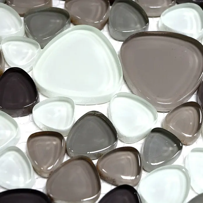 Mosaikfliese Kiesel Crystal Mix XCM PG66 - 29,9 x 29,9 cm, Braun/Beige/Weiß, Glänzend - Nahaufnahme von dreieckigen Mosaikfliesen in Grau- und Weißtönen, ideal für stilvolle Wand- und Bodengestaltungen im Innenbereich.