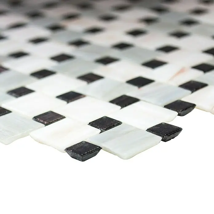 Mosaikfliese Mix Goldstar GM K01 - 31,8 x 31,8 cm, Grau/Weiß, Glänzend - Nahaufnahme von weißen und schwarzen Mosaikfliesen, die ein schachbrettartiges Muster bilden und für Badezimmer und Küchen geeignet sind.