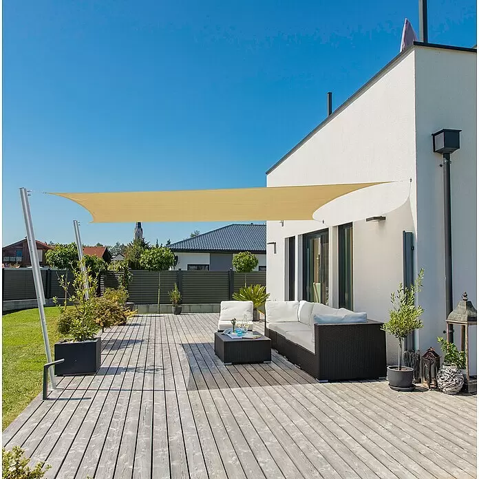 Windhager Sonnensegel Capri - L x B: 4 x 5 m, Champagner, Rechteckig - Ein hellgelbes Sonnensegel spendet Schatten über einer modernen Außenterrasse mit Sitzgelegenheiten.