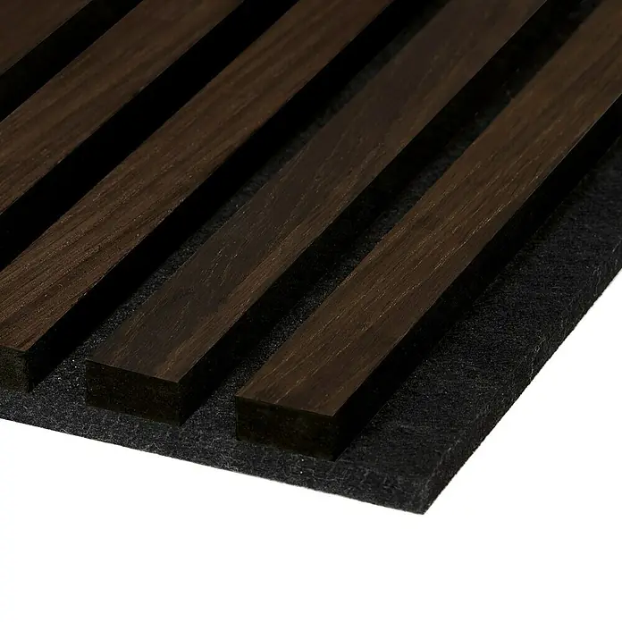 FibroTech Akustikpaneel Proff - Smoked Oak, L x B x S: 3.000 x 605 x 22 mm, 1 Stk., 1,82 m² - Detailaufnahme einer Akustikplatte mit dunklen Holzlamellen auf schwarzem Filz. Ideal für Schallabsorption und modernes Design.