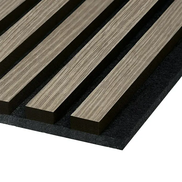 FibroTech Akustikpaneel Proff - Grey Oak, L x B x S: 3.000 x 605 x 22 mm - Nahaufnahme einer Akustikplatte mit Holzlatten und schwarzem Filz für verbesserte Raumakustik.