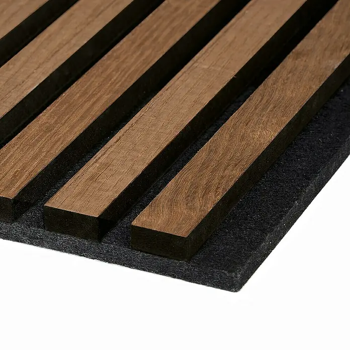 FibroTech Akustikpaneel Premium - Oiled Oak, 2.440 x 605 x 22 mm - Nahaufnahme einer Akustikplatte mit Holzlatten auf schwarzem Filz, ideal für Schallabsorption und modernes Design.
