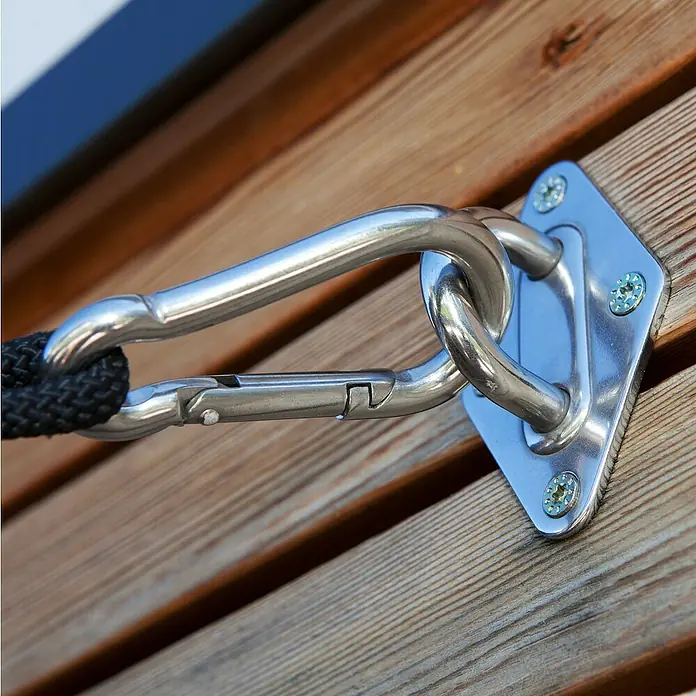 Windhager Karabinerhaken - Geeignet für: Sonnensegel, Edelstahl, Silber - Nahaufnahme einer stabilen, silbernen Hängemattabefestigung mit Karabiner und schwarzem Seil an einer Holzwand.