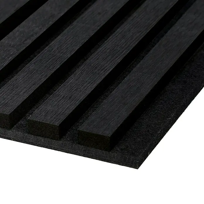 FibroTech Akustikpaneel Premium - Black Oak, 2.440 x 605 x 22 mm - Nahaufnahme einer schwarzen Akustikplatte mit Holzlatten, die ein modernes und stilvolles Design für Schallabsorption zeigt.
