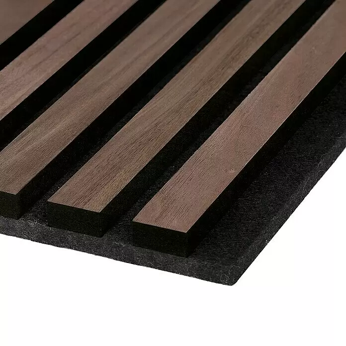 FibroTech Akustikpaneel Premium - Walnut, 2.440 x 605 x 22 mm - Nahaufnahme einer Akustikplatte aus braunen Holzlamellen mit dunklem Filzrücken.