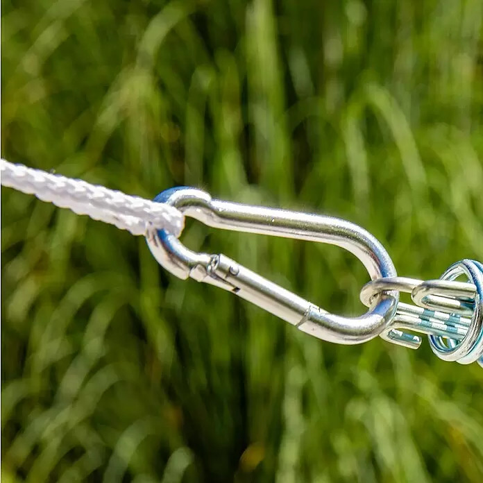 Windhager Karabinerhaken - Geeignet für: Sonnensegel, Edelstahl, Silber - Silberner Karabinerhaken verbindet ein weißes Seil mit Metallringen für eine sichere Befestigung.