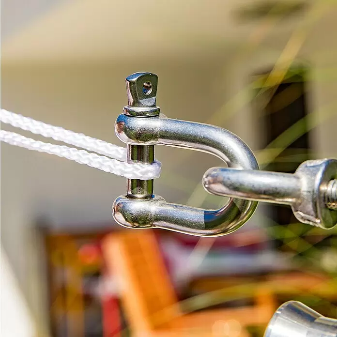 Windhager Sonnenschutz-Befestigung D-Schäkel - Geeignet für: Sonnensegel, Edelstahl, Silber - Glänzender Edelstahl-Schäkel mit einem weißen Seil, das sicher durch seinen Bolzen befestigt ist, in Außenumgebung.