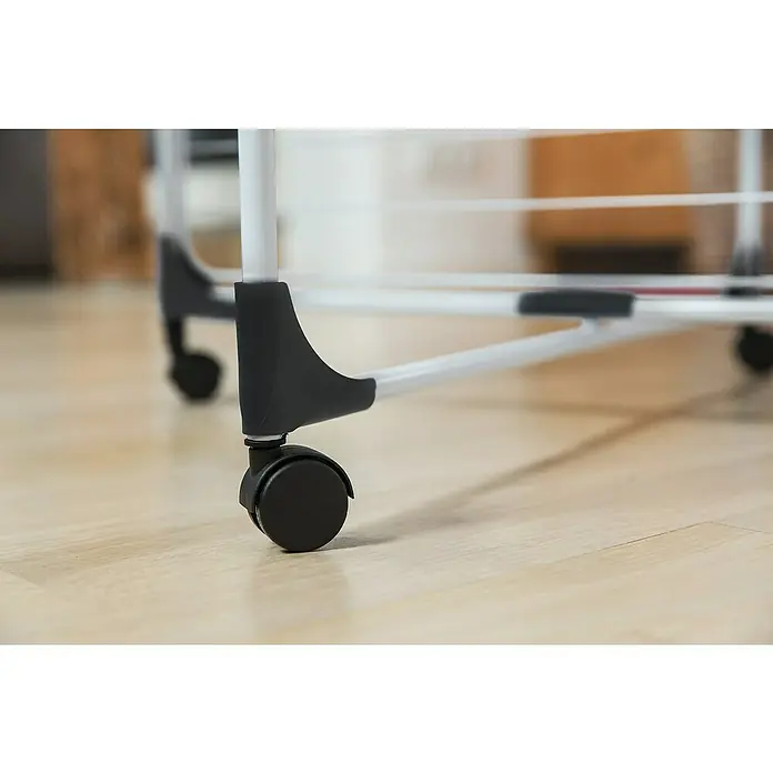 Vileda Turm-Wäscheständer Level 3 - Länge Wäscheleine: 33 m, L x B x H: 69 x 74 x 130 cm, Weiß/Anthrazitgrau - Detailaufnahme der Rollen eines weißen Wäscheständers mit schwarzem Rahmen auf einem Holzboden.