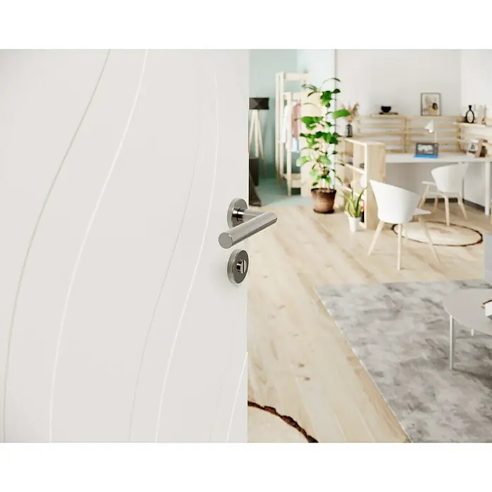 Diamond Doors Modern Drückergarnitur WC L-Form Premium - Stärke Tür: 40 mm - 45 mm, Edelstahl, L-Form, Schlitzkopf/Olive - Eine weiße Tür mit einem modernen silbernen Türgriff führt in einen hellen Wohnraum. Die Tür steht offen und lädt ein.