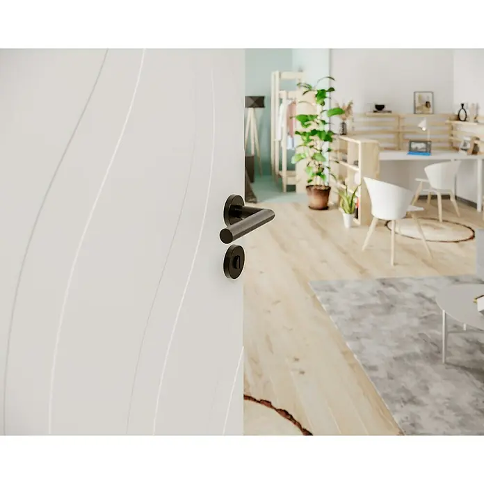 Diamond Doors Modern Drückergarnitur WC L-Form - Stärke Tür: 38 mm - 45 mm, Edelstahl, L-Form, Schlitzkopf/Olive - Nahaufnahme einer eleganten weißen Tür mit modernem, schwarzem Türgriff, die einen Einblick in ein helles, stilvolles Interieur gewährt.