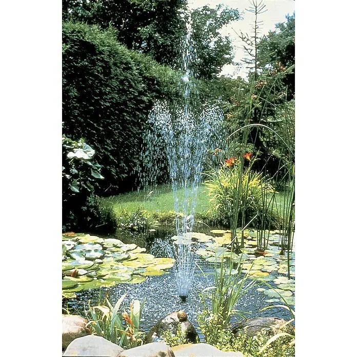 Ubbink Wasserspielpumpe Elimax 6000125 W, Max. Förderhöhe: 390 cm - Gartenteich mit Seerosen und Springbrunnen. Der Springbrunnen sprudelt im Zentrum des Teiches und sorgt für eine idyllische Atmosphäre.