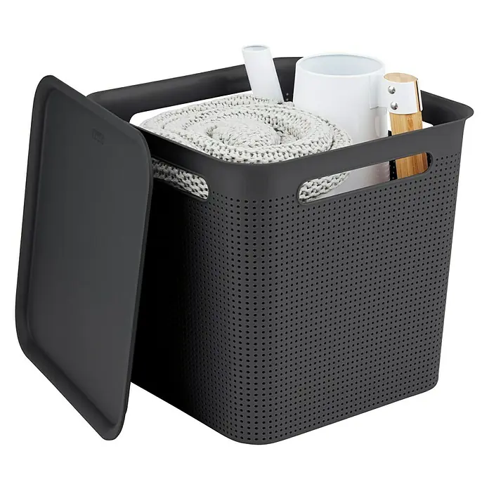 Rotho Aufbewahrungsbox Brisen - L x B x H: 29,1 x 29,1 x 28,1 cm, Kunststoff, Anthrazit - Ein grauer Aufbewahrungskorb mit Deckel, gefüllt mit einer Decke und anderen Gegenständen, ideal zur stilvollen Aufbewahrung im Haushalt.